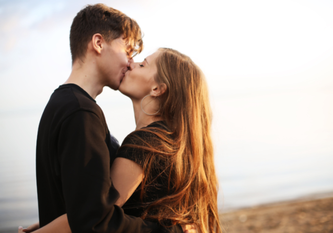 what-makes-a-man-want-to-kiss-a-woman?-19-reasons-he-wants-to-lock-lips-with-you