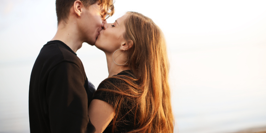what-makes-a-man-want-to-kiss-a-woman?-19-reasons-he-wants-to-lock-lips-with-you