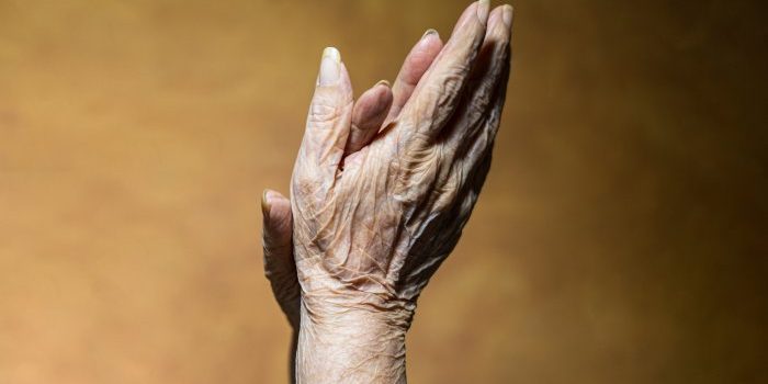 what-is-“crepey-skin”-&-how-to-actually-tighten-it,-from-a-derm