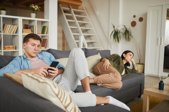 emotional-disconnection-in-relationships emotional-disconnection-in-relationships