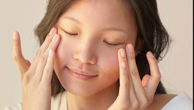 long-day?-these-facial-massage-techniques-release-tension-(&-fine-lines) long-day?-these-facial-massage-techniques-release-tension-(&-fine-lines)
