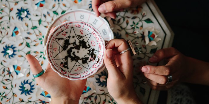 watch-out-for-these-4-signs-of-a-fake-psychic-before-you-get-a-reading watch-out-for-these-4-signs-of-a-fake-psychic-before-you-get-a-reading