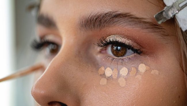 this-tip-makes-deep-set-eyes-appear-instantly-brighter-&-well-rested