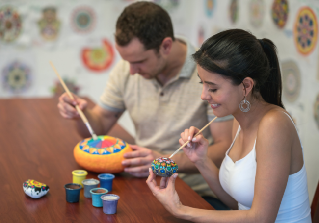 express-your-inner-artists-with-these-27-cool-couple-painting-ideas