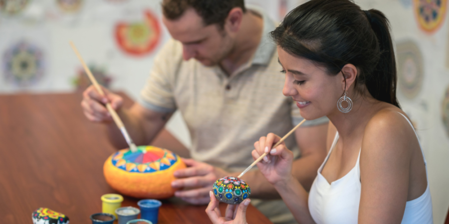 express-your-inner-artists-with-these-27-cool-couple-painting-ideas express-your-inner-artists-with-these-27-cool-couple-painting-ideas